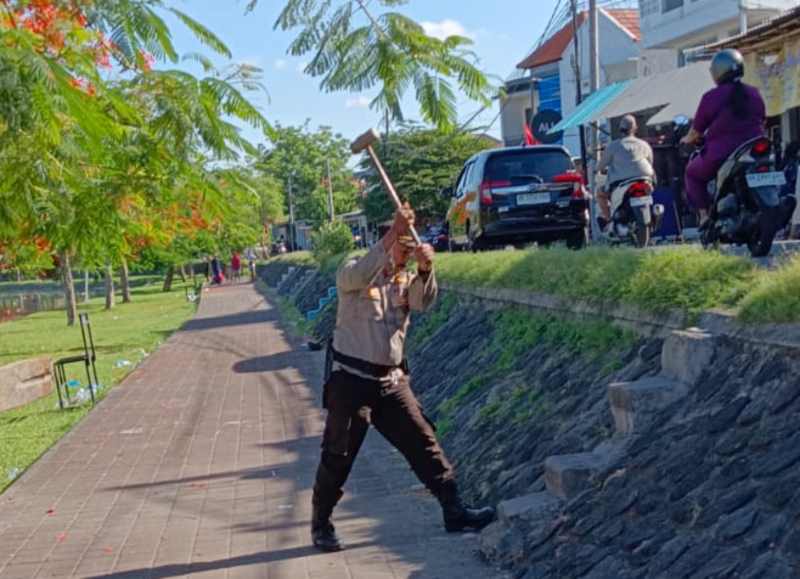 DIBONGKAR SEMUA : Tangga yang dinilai liar ini dihancurkan. Setidaknya ada 32 tangga yang dibongkar. (foto:adrian suwanto/radar bali)