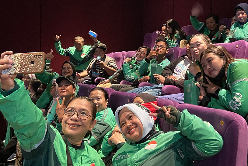 Kebersamaan dan keseruan ratusan Mitra Pengemudi Grab bersama anggota keluarga di Bali pada saat nonton bareng film Srimulat: Hidup Memang Komedi.
