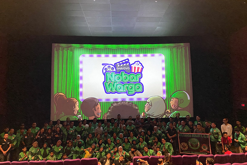 Ratusan Mitra Pengemudi Grab bersama anggota keluarga memenuhi studio bioskop dalam acara Nobar Warga Grab di Bali.