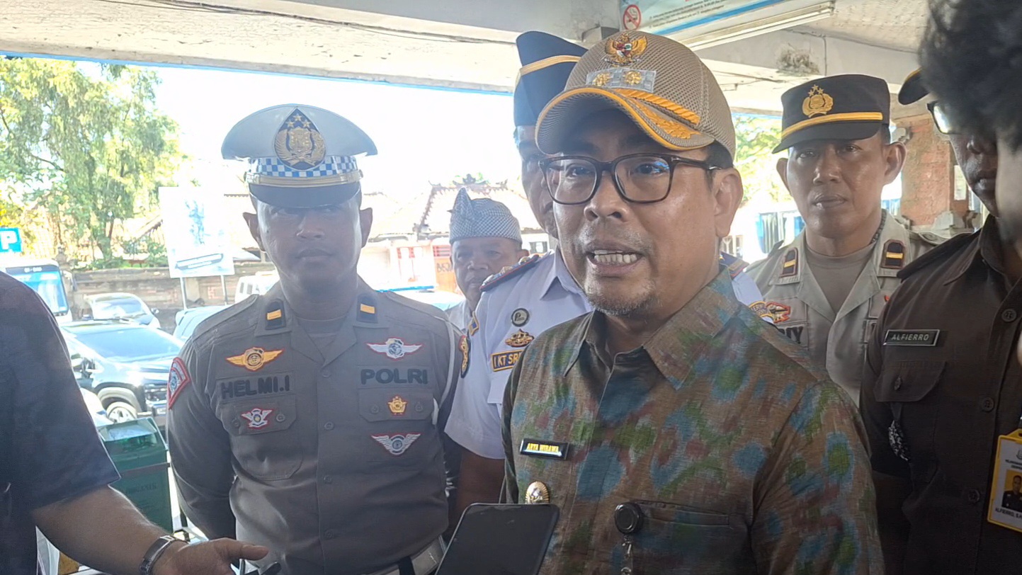 NOL KARBON: Wakil Wali Kota Denpasar, I Kadek Agus Arya Wibawa paparkan uji emisi bagi kendaraan-kendaraan umum di ibu kota Bali ini.