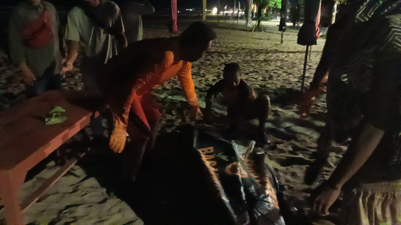 DIGULUNG OMBAK: Jenazah Ramandika Noprio Pareri, 25, dievakuasi oleh tim SAR dan BPBD Badung.