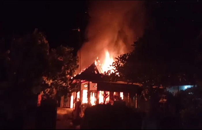 Rumah warga terbakar di Banjar Teluk Limo, Desa Tegal Badeng Barat, Kecamatan Negara, Rabu (20/12) malam.
