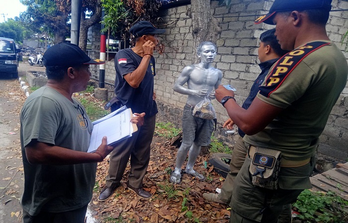 Manusia silver saat diamankan Pol PP Gianyar.