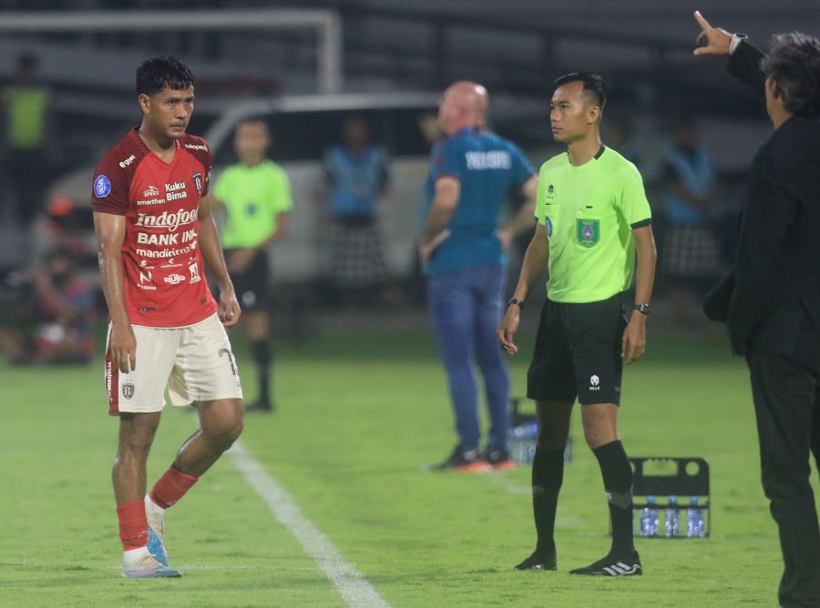 KECEWA: Pemain Bali United Jajang Mulyana harus meninggalkan lapangan karena akumulasi kartu kuning menjadi kartu merah akibat keputusan wasit kontroversial Aidil Azmi saat kontra Persib Bandung.