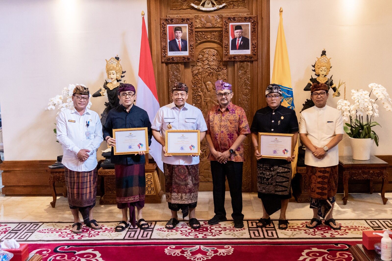 Bupati Badung Nyoman Giri Prasta didampingi Sekda Wayan Adi Arnawa saat menghadiri acara penyerahan Sertifikat Penghargaan Pemberantasan Tindak Pidana Korupsi untuk pemerintah kabupaten terbaik