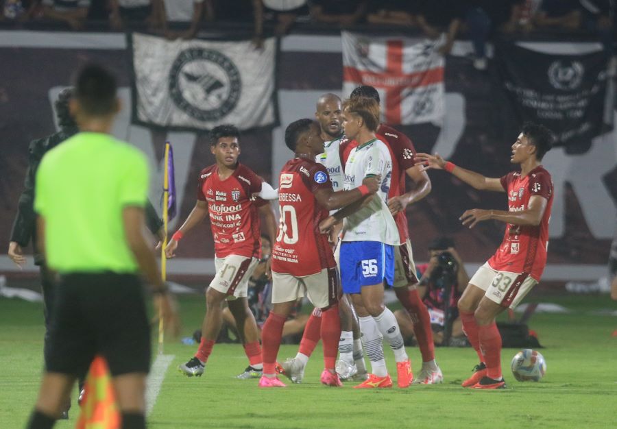LAGA PANAS: Gelandang Bali United Eber Bessa bersitegang dengan Rezaldi Hehasusa (Persib Bandung) saat laga yang berakhir imbang di Stadion Kapten Dipta Gianyar.