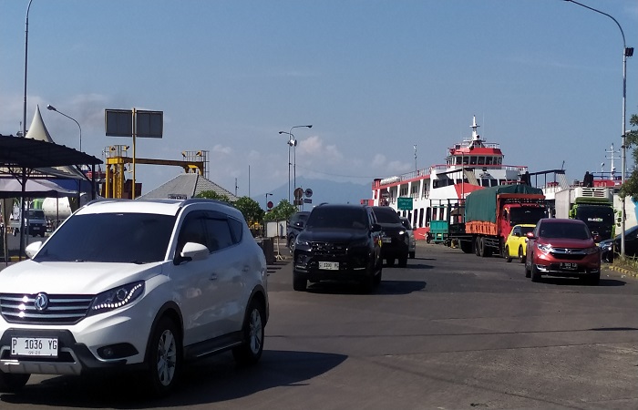 Lalu lintas kendaraan masuk Bali di Pelabuhan Gilimanuk, Jumat (22/12).