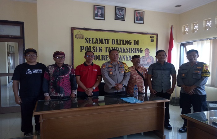 Polisi bersama para pengurus desa adat dari dua pihak bermasalah foto bersama.