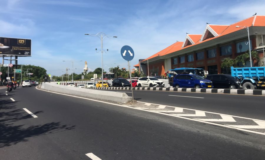 Suasana di jalan Bypass Ngurah Rai menjelang Natal dan Tahun Baru 2024.