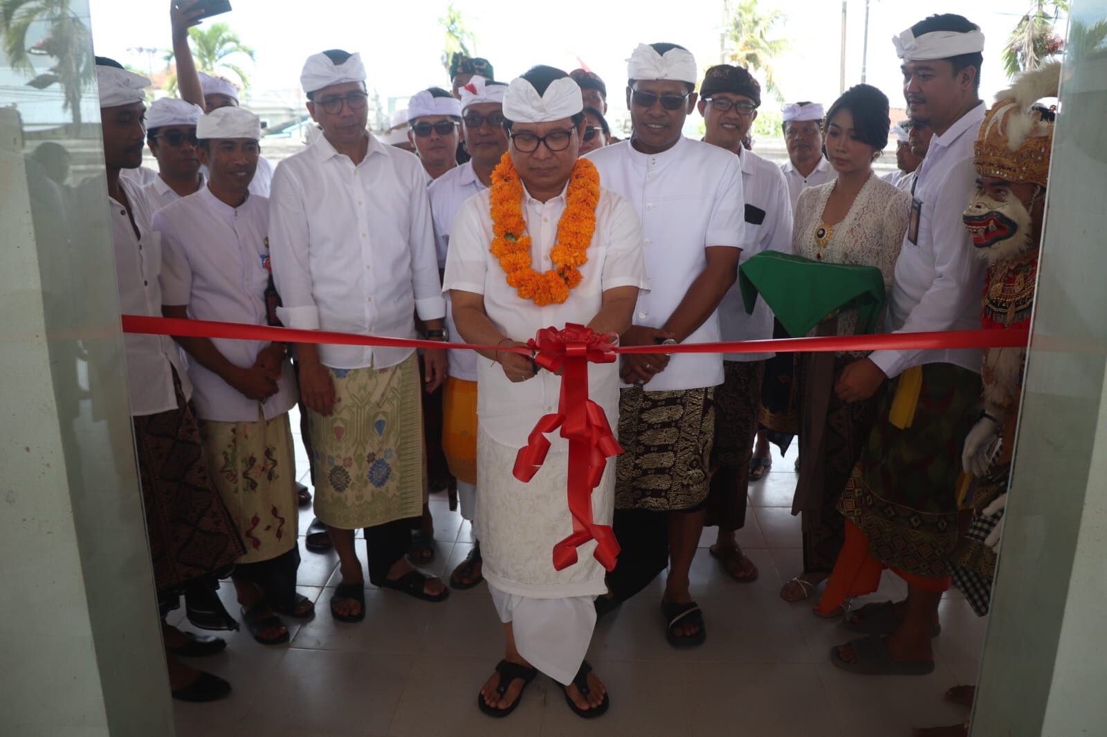 Sekda Badung I Wayan Adi Arnawa saat menghadiri upacara Melaspas, Rsi Gana, Mecaru Panca Sanak Madurga, Nyakap Karang Gedung SMP Negeri 5 Abiansemal, Jumat (22/12).