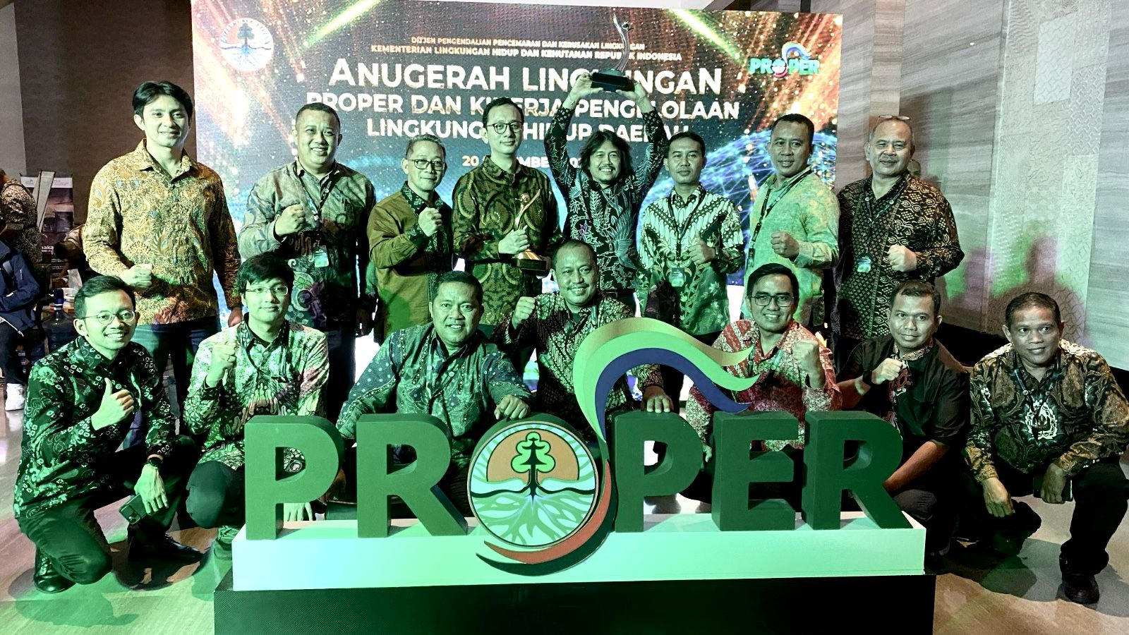 PERTAHANKAN PRESTASI: Manajemen Aqua foto bersama saat kembali menerima penghargaan tertinggi bidang lingkungan: Proper Emas 2023