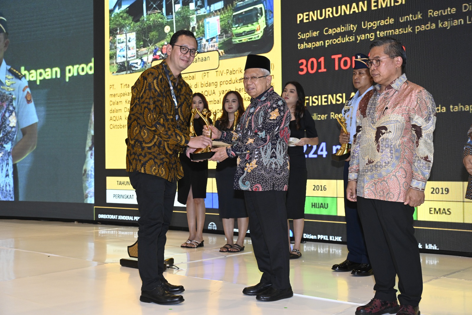 Regional Operation Director Danone Sigit Prayudo AQUA saat menerima  PROPER Emas 2023 dari Wapres RI Ma