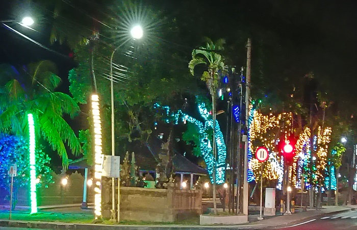 Lampu hias di Taman Makam Pahlawan Kesatria Kusuma Mandala.
