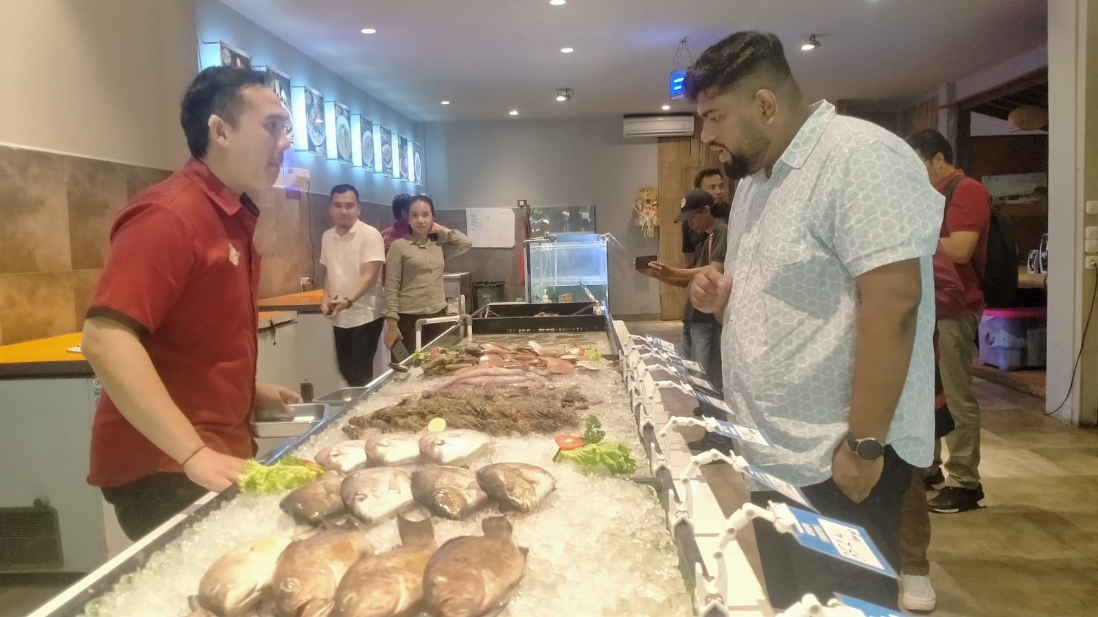 ISTIMEWA: Tamu India memesan masakan menu khas India di Kurnia Seafood Bali. (Juliadi/Radar Bali)