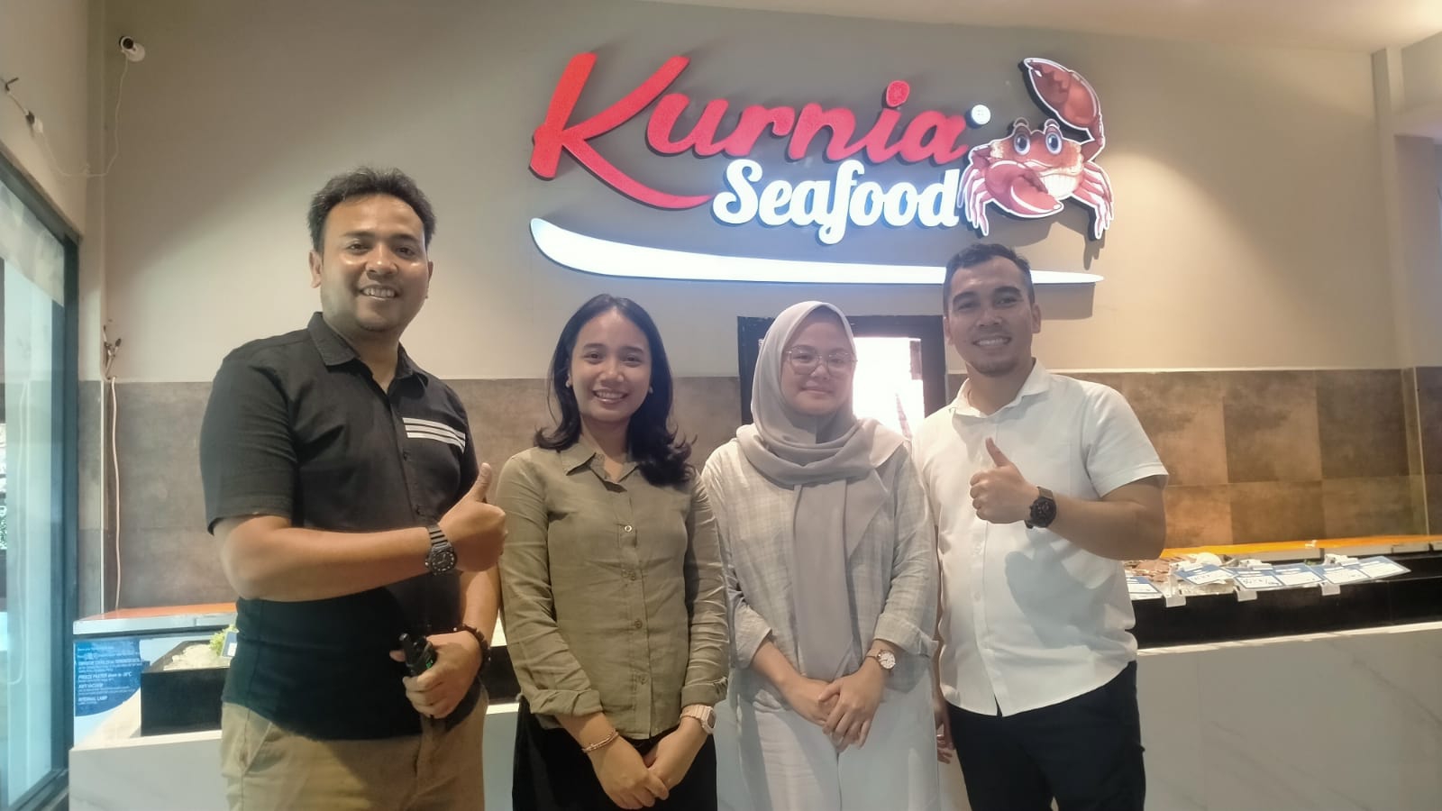 TIM KURNIA SEAFOOD BALI: Dari kanan, GM Kurnia Seafood Bali Adhi Saputra, Owner Representative Winona Shafira Faristari, Marcom Shinta Kusumawardani, dan Ops Manager Ratip. (Juliadi/Radar Bali)