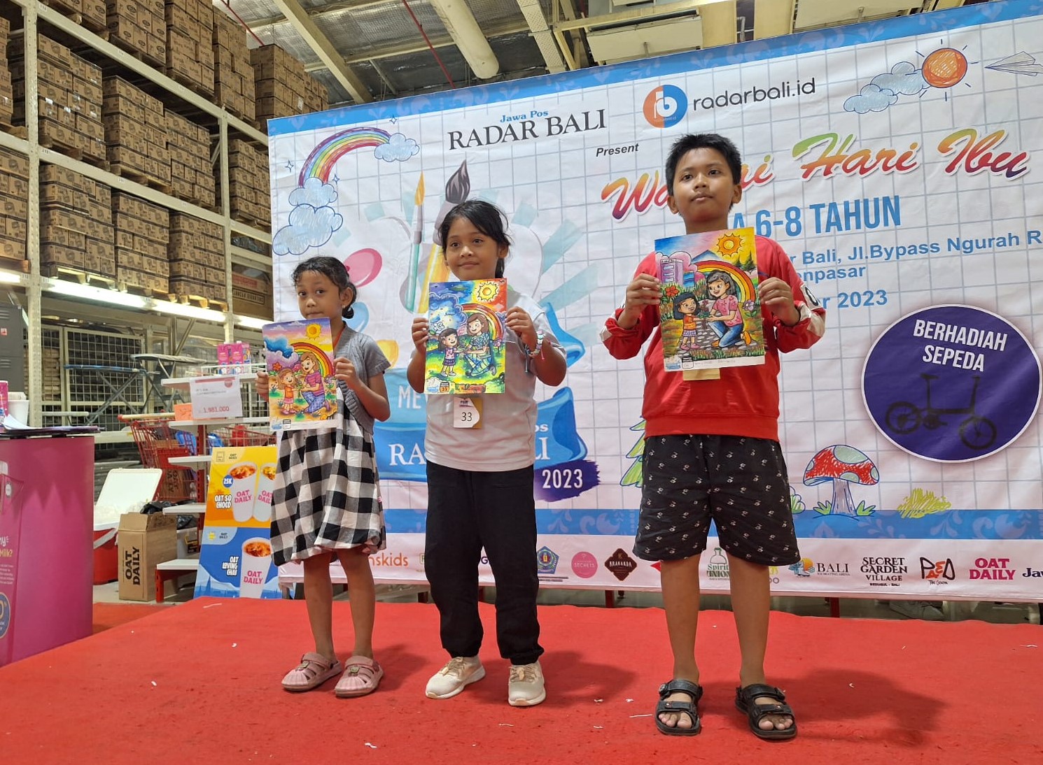 PARA JUARA: Dari kanan, Juara 1 diraih I Made Rai Wira Dharmaputra dari SDN 2 Kesiman. Juara 2, Ruby Malaika Aliandri dari SD Kartika VII Pemogan dan Juara 3, Ni Putu Gracia Lin Aquiba SD Imanuel