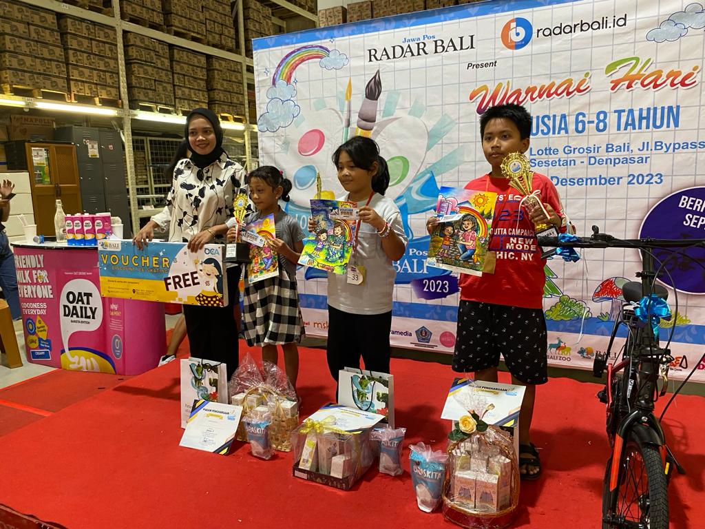UNTUK IBU: Juara 1 Warnai Hari Ibu I Made Rai Wira Dharmaputra dari SDN 2 Kesiman. Juara 2, Ruby Malaika Aliandri dari SD Kartika VII Pemogan dan Juara 3, Ni Putu Gracia Lin Aquiba dari SD Imanuel.