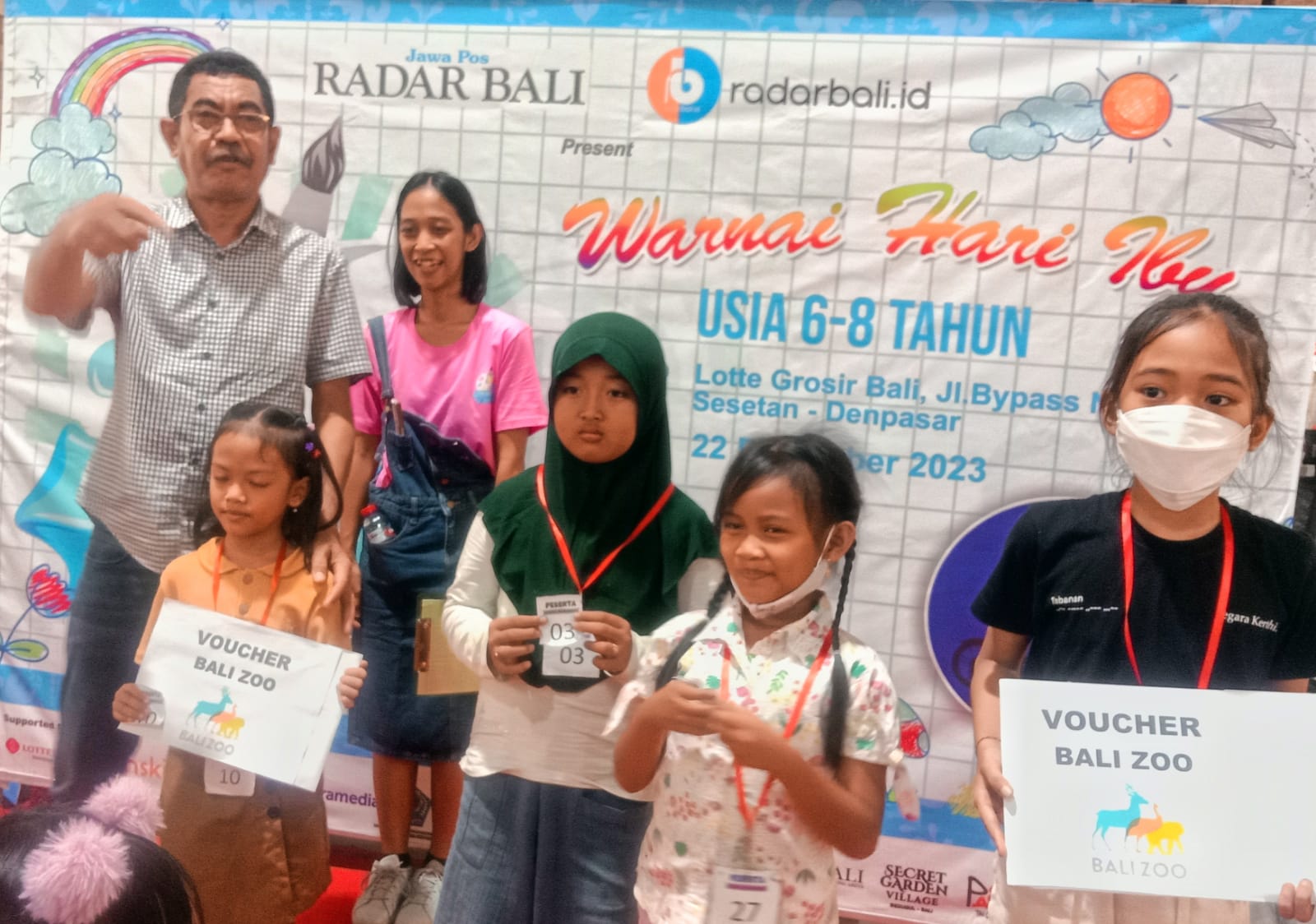 Direktur Jawa Pos Radar Bali, Justin M. Herman (paling kiri) saat membagi doorprise kepada beberapa peserta yang beruntung.