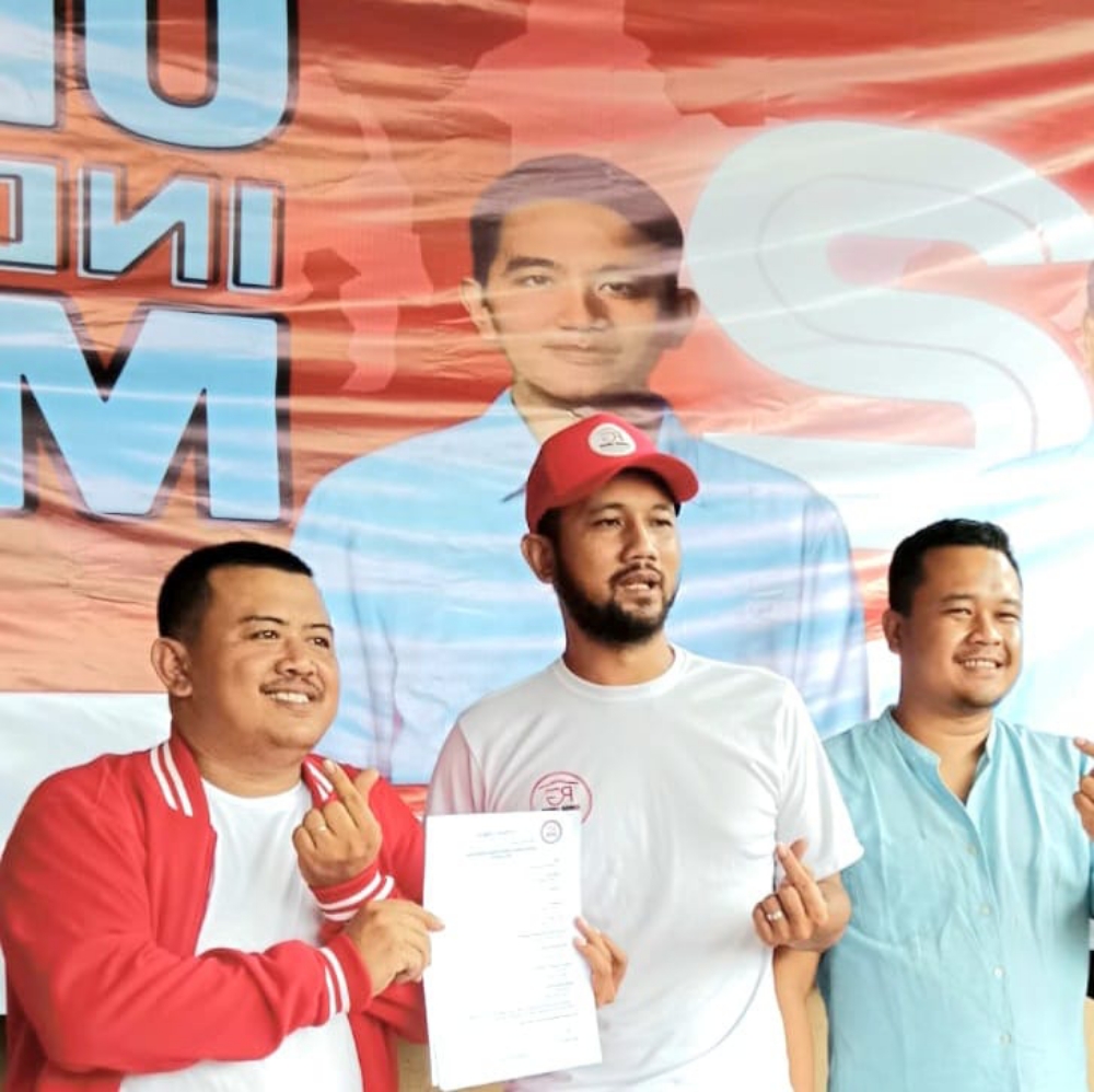 KIAN MANTAP: Ketua Rumah Gibran Bali Agus Ega Indra Jaya (tengah). (Gus Ega untuk Radar Bali)