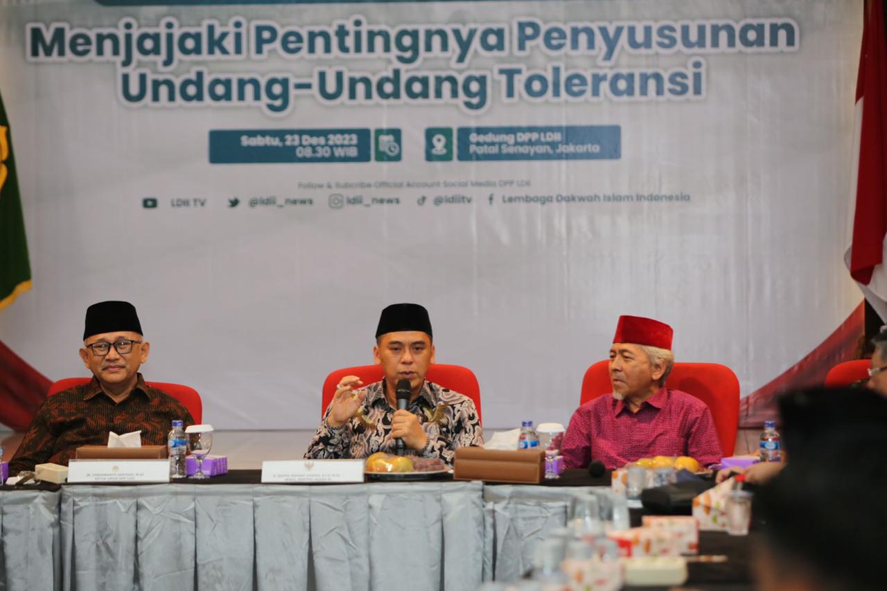 PUPUK PERSATUAN: Wakil Menteri Agama RI Saiful Rahmat Dasuki (tengah) bersama Ketua Umum LDII KH. Chriswanto Santoso (kiri). (DPP LDII untuk Radar Bali)