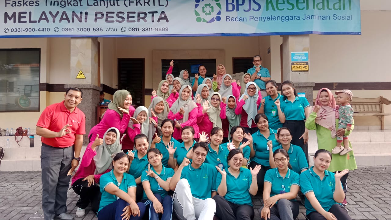 KEBERSAMAAN : Ibu-ibu MT Al Muhajirin Dalung Permai berfoto bersama pimpinan dan pegawai Klinik Utama Kasih Ibu Dalung, usai gelar senam bersama, Jumat (22/12) lalu.
