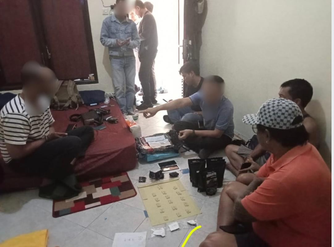 BISNIS HARAM: Tersangka (muka blur) saat digeledah dengan barang bukti narkoba  di kamar tempat menginapnya.
