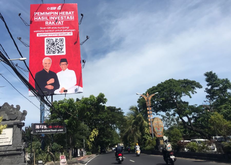 GOTONG ROYONG: Sebuah billboard mengajak ikut bantu penggalangan dana resmi dengan cara  scan barcode dan baca website.
