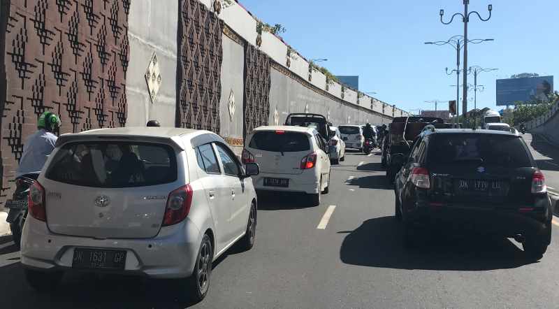 MACET TAHUNAN : Suasana kemacetan lalu lintas di Jalan Underpass DewaRuci, Kuta, Sabtu sore (23/12/2023). (miftahuddin /radar bali)