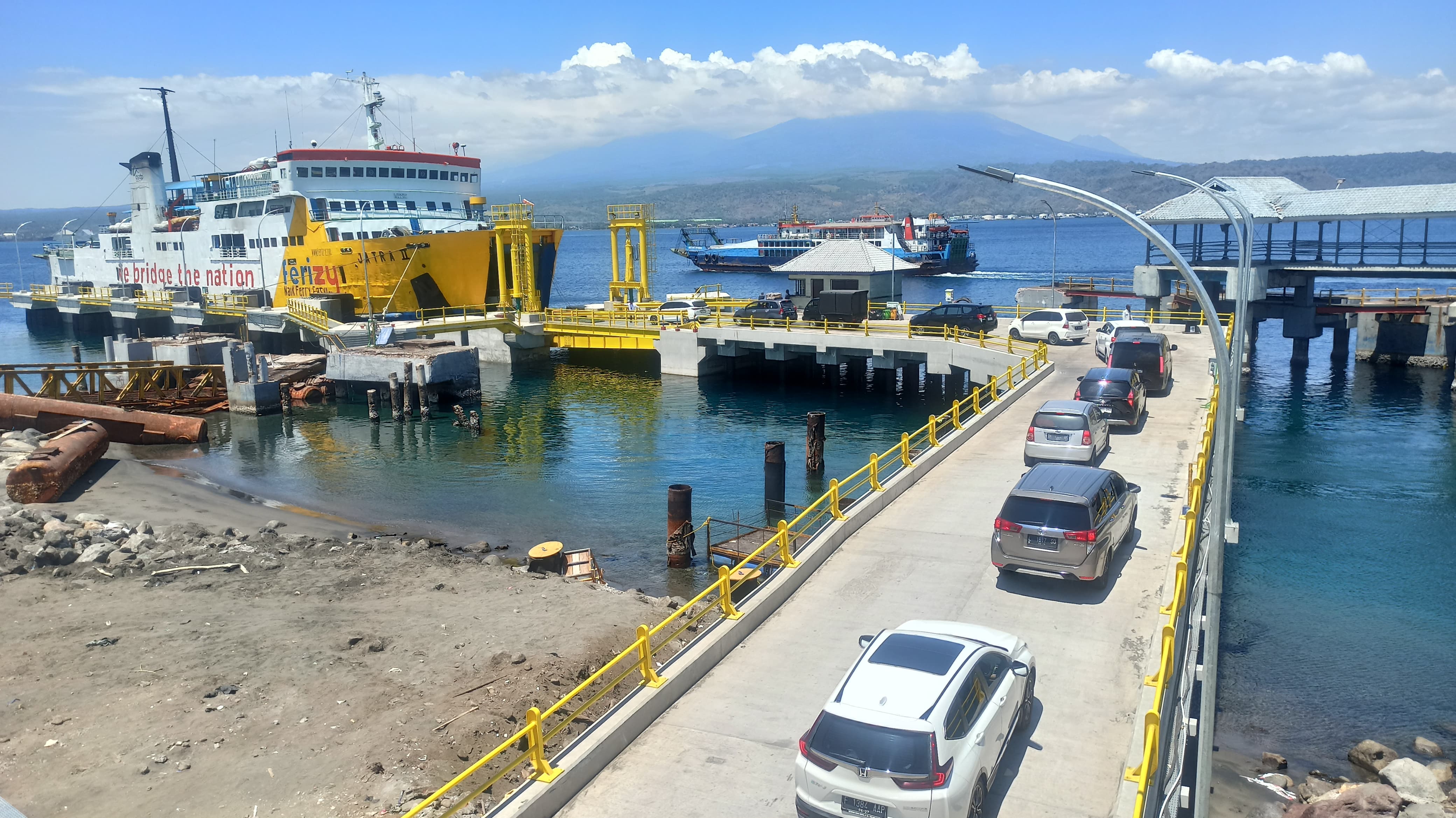 PADAT: Arus kendaraan keluar Bali di dermaga MB IV Pelabuhan Gilimanuk. Sedang yang masuk dua kalilipatnya.