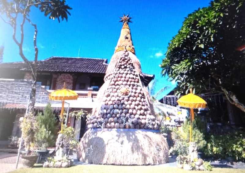 MEMANFAATKAN HASIL BUMI: Pohon Natal di Rumah Khalwat Tegaljaya, Kubu Gunung, Kuta Utara, Badung dari hasil bumi karya  Nyoman Suarma. (Ni Made Ari Rismaya Dewi/Radar Bali)