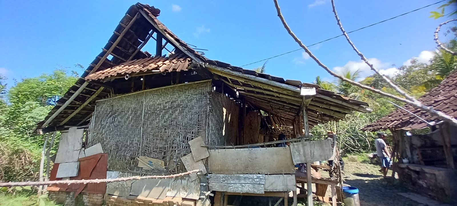 NYARIS AMBRUK: Salah satu rumah tidak layak huni di Kecamatan Melaya, Jembrana.