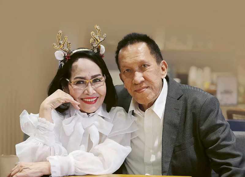 BERKAH DOA: Julie Astuty dan Arthur Kaunang setelah mengisi perayaan Natal pada Jumat (15/12). (FEDRIK TARIGAN/JAWA POS)