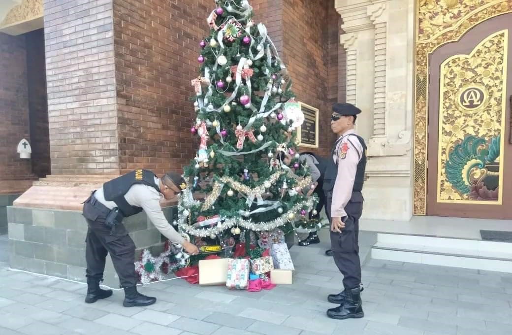 JAGA KEAMANAN: Polisi saat melakukan sterilisasi di Gereja Paroki Santo Paulus, Singaraja.