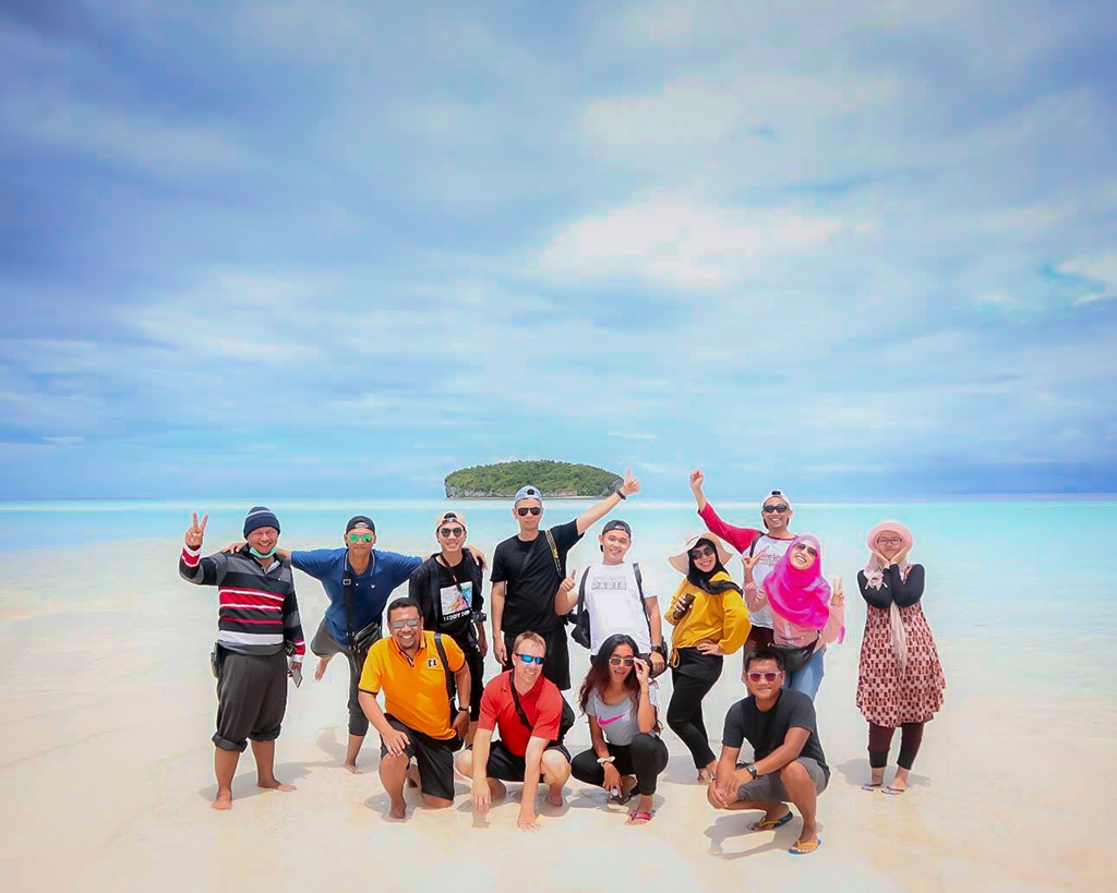 PILIHAN TEPAT. RajaAmpatHolidays.com hadir dengan beragam pilihan Paket Tour Raja Ampat sesuai kebutuhan dan anggaran wisatawan. (rajaampatholidays)