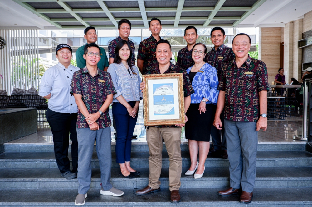 AWARD: Swiss-Belresort Watu Jimbar meraih medali Emerals pertama THK Awards 2023 di Puspem Badung, Senin (18/12/2023). (Swiss-Belresort Watu Jimbar)