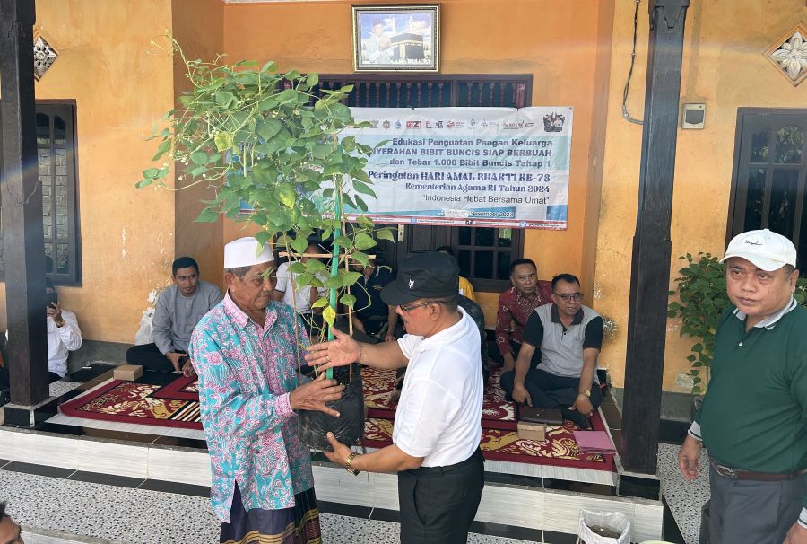 MEDIA POT: Penyerahan bibit buncis sebagai upaya menjaga ketahanan pangan dalam rangka Hari Amal Bhakti (HAB) Kemenag ke 78