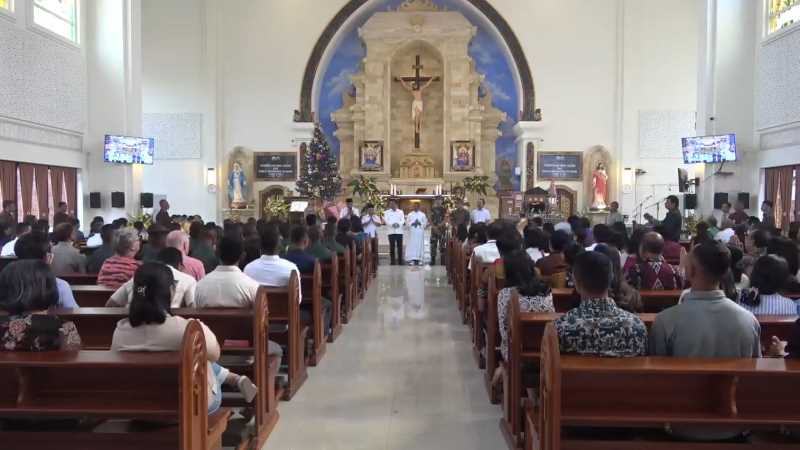 KHIDMAT: Ibadah Natal di Gereja Paroki Santo Paulus, Singaraja. (eka prasetya/radarbali)