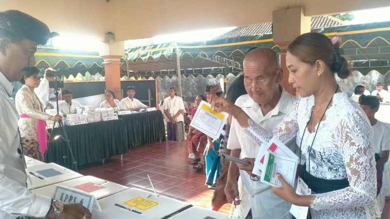 GELAR SIMULASI : Penyandang disabilitas yang menggunakan hak pilihnya saat simulasi coblosan pemilu 2024 di Banjar Dinas Sesandan Lebah, Desa Sesandan, Tabanan. (foto:juliadi/radarbali)