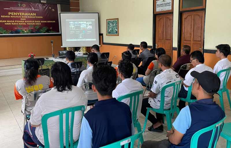 TERIMA PEMOTONGAN HUKUMAN  : Suasana pemberian remisi Natal pada narapidana yang tengah menjalani masa hukuman di Lapas Singaraja.(foto:eka prasetya/radar bali)