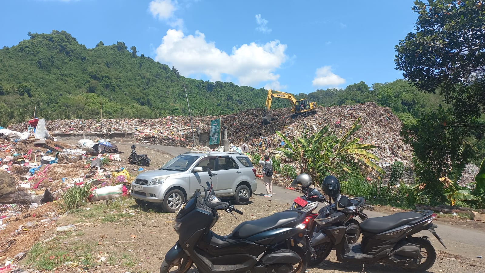 ADA AKTIVITAS: Sebuah alat berat milik swasta beroperasi menata gunungan sam[ah di TPA Sente Klungkung (21/12/2023).