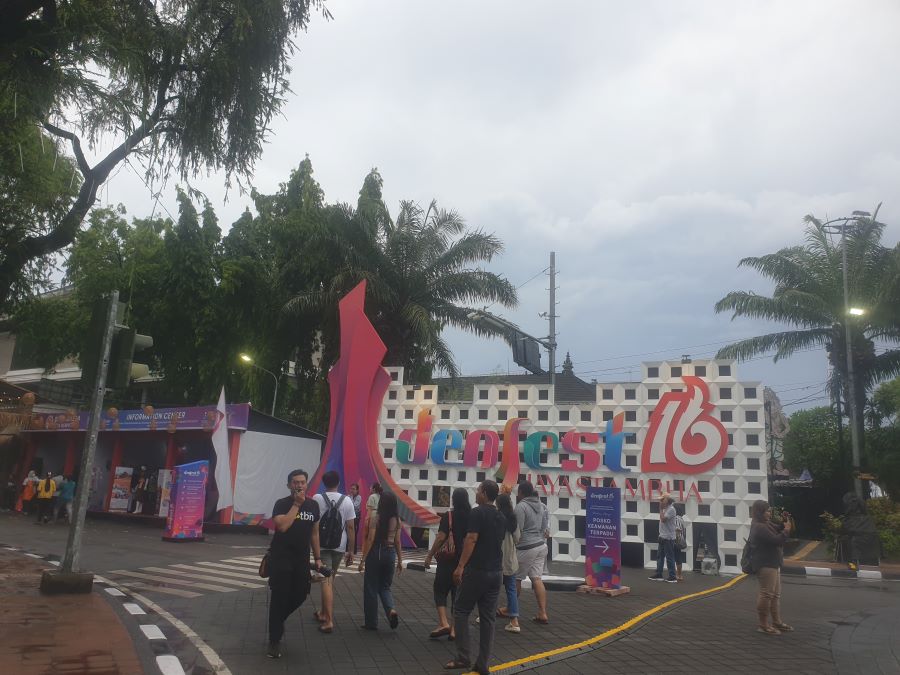 DIGUYUR HUJAN: Baner depan perhelatan Denpasar Festival 2023 di area Catur Muka Denpasar.