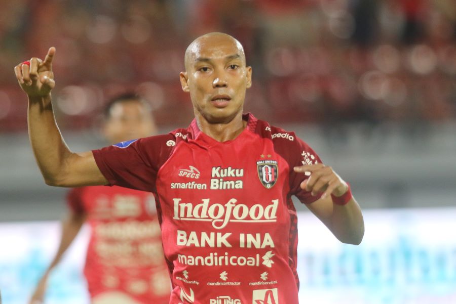 GUNDUL: Bek kanan Bali United Novri Setiawan saat ini gundul. Dia sedang jalani terapi pemulihan akibat cedera saat Bali United kontra Arema