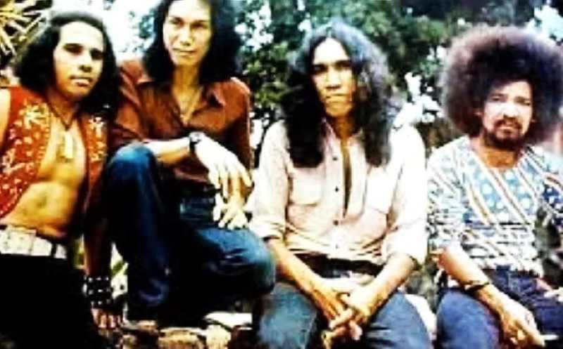 BERSAMA AKA : (Dari kiri) Syech Abidin (drum), Sunata Tanjung (gitar), Arthur Kaunang (bas) dan Ucok Harahap (vokal). (foto:istimewa)