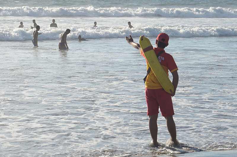 MEMANTAU AKTIVITAS PELANCONG : Petugas Balawista di Kuta memantau aktivitas wisatawan dari bahaya ombak. (adrian suwanto/radarbali)