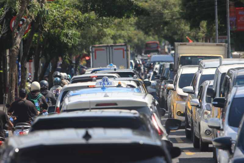MENYESAK : Suasana kemacetan di Jalan Raya Kuta, Selasa (26/12/2023). (miftahuddin m.halim/radar bali)