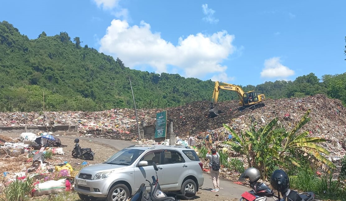 PAKAI ALAT BERAT : Sampah di TPA Sente kian menumpuk . (Dewa Ayu Pitri Arisanti/RadarBali)