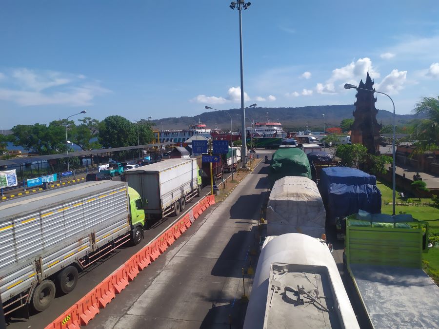 LEBIH LAMA: Antrean truk menuju dermaga LCM antre panjang akibat cuaca di Selat Bali.