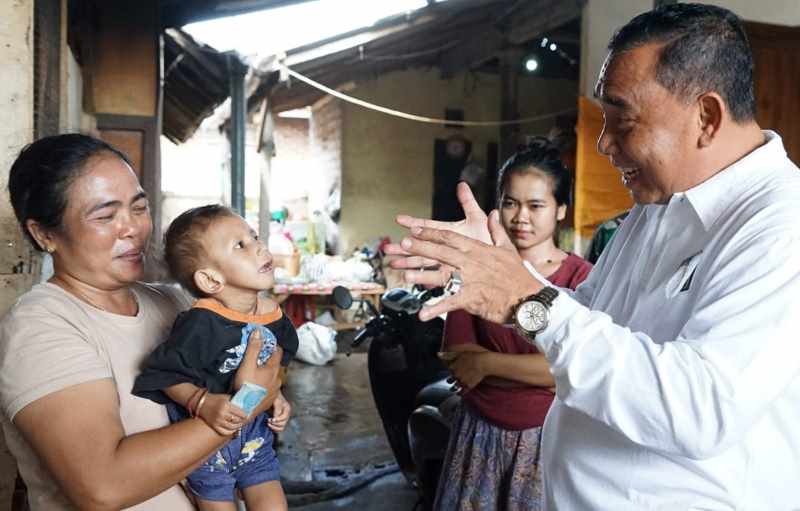 WAJIB DITUNTASKAN: Bupati Jembrana, Nengah Tamba saat mengunjungi anak asuhnya dalam rangka menjalankan program Bapak/Bunda Anak Asuh Stunting.(humas pemkab jembrana)