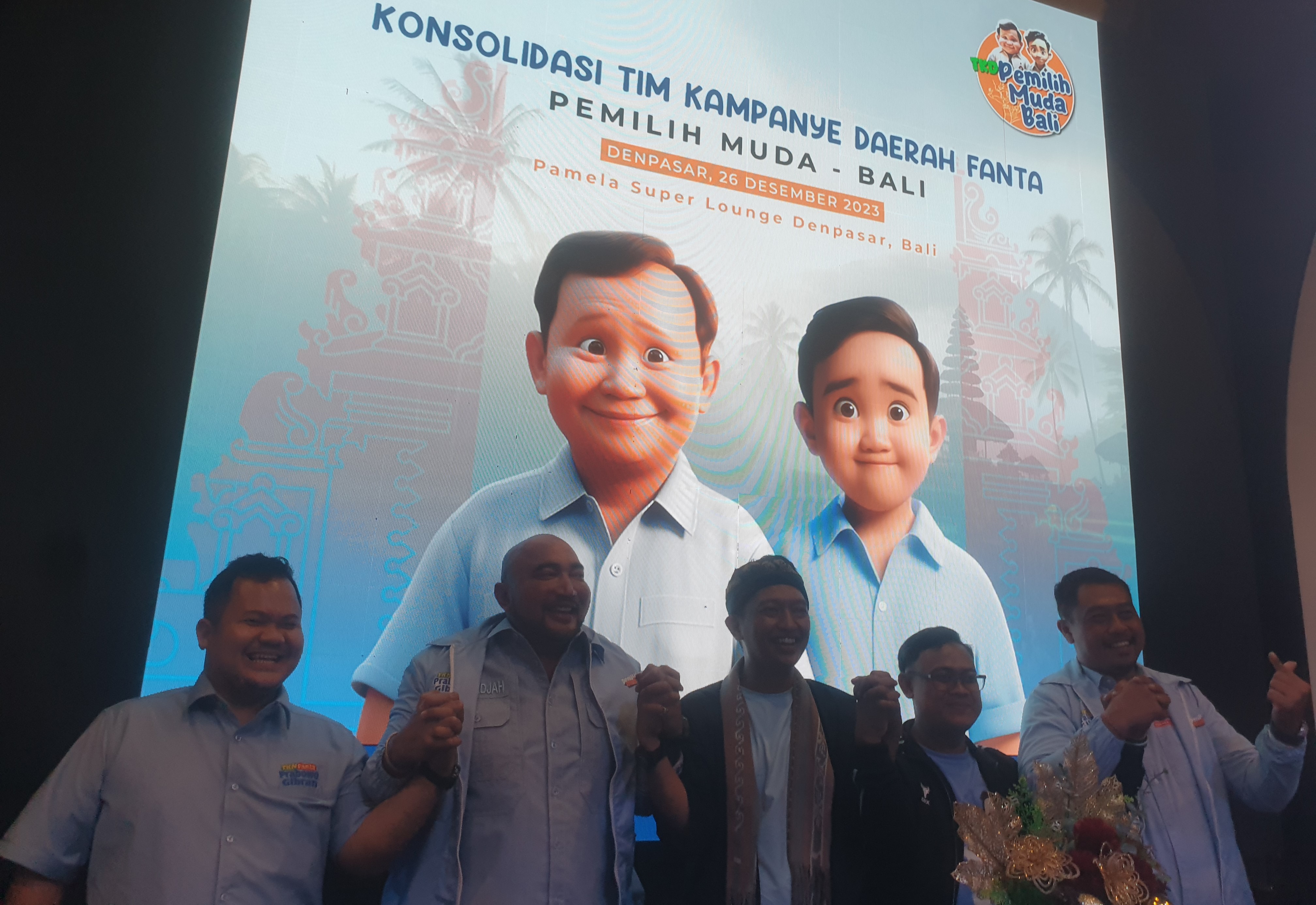 SASAR ANAK MUDA: Tim Fanta Prabowo-Gibran bersama TKD Provinsi Bali bertemu relawan dan komunitas anak muda  di Pamela Jalan Tukad Yeh Aya Selasa malam (26/12).