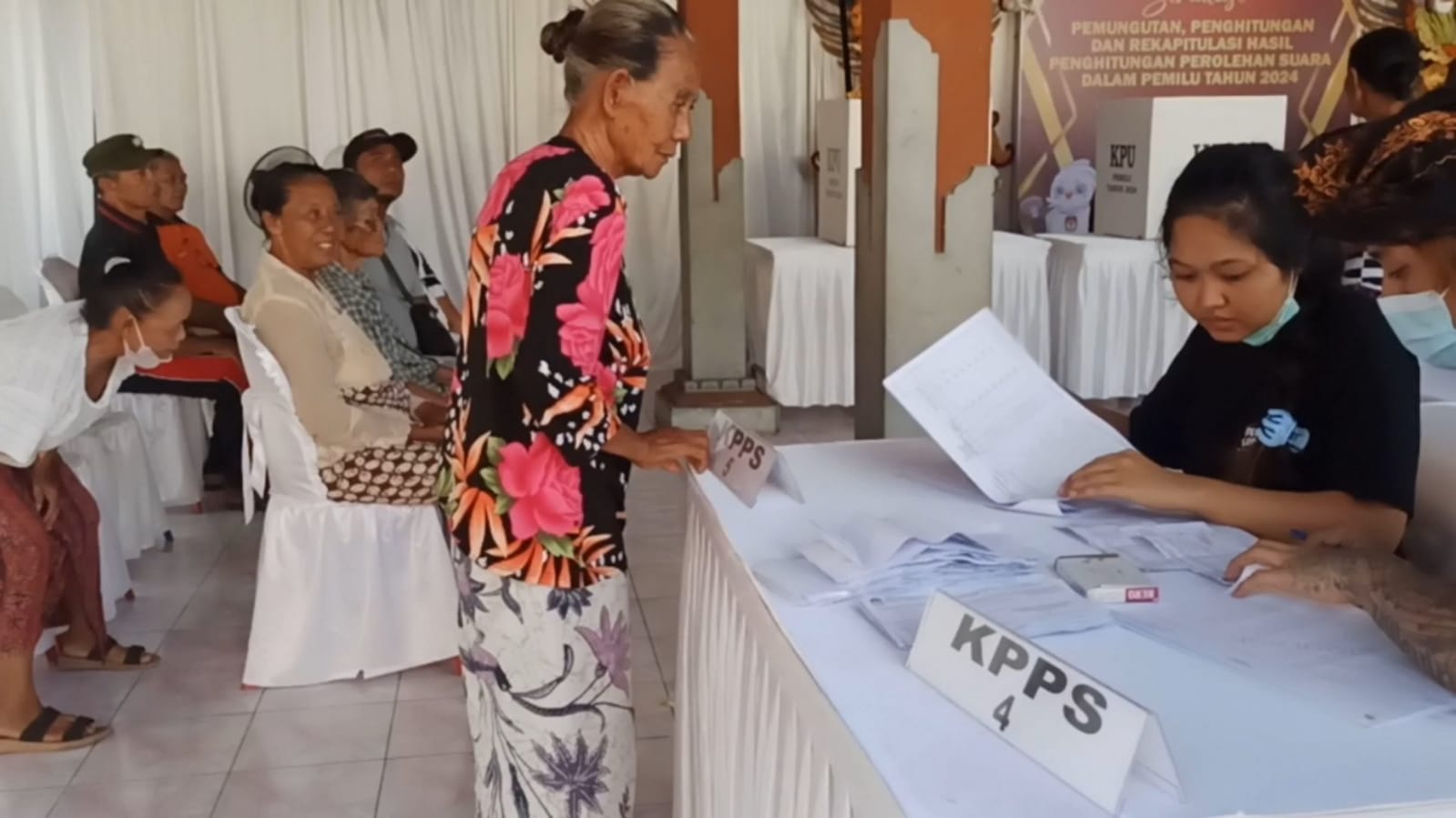 AGAK BERBEDA: proses simulasi pemungutan suara di Desa Batuagung, Selasa (26/12/2023).